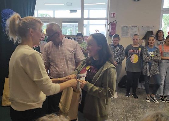 Uczennica odbiera nagrodę