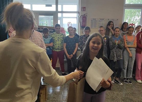 Uczennica odbiera nagrodę