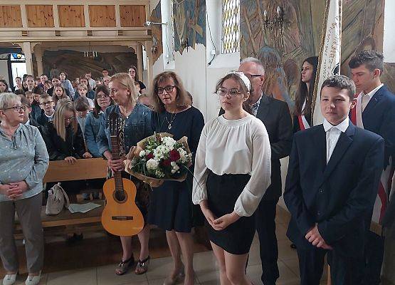 Uczniowie i nauczyciele podczas mszy świętej