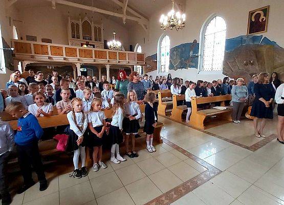 Uczniowie i nauczyciele podczas mszy świętej