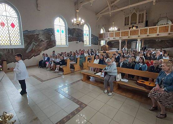 Uczniowie i nauczyciele podczas mszy świętej