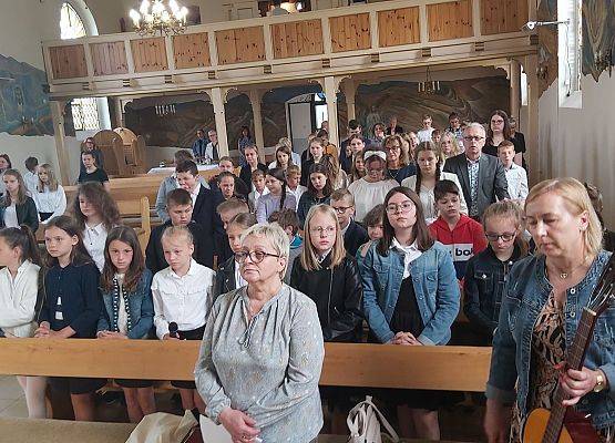 Uczniowie i nauczyciele podczas mszy świętej