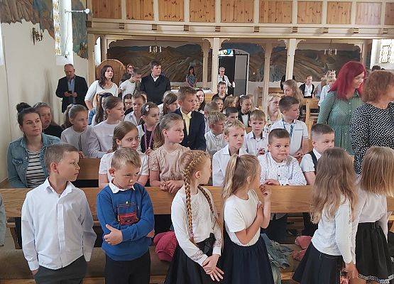 Uczniowie i nauczyciele podczas mszy świętej