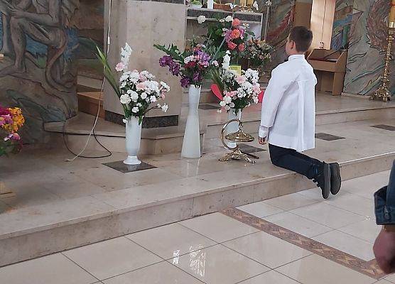 Ministrant przed ołtarzem