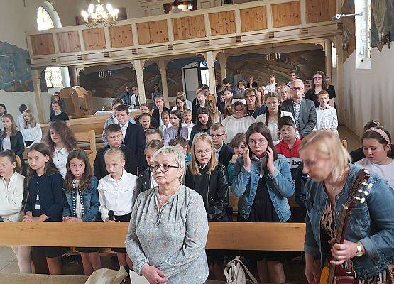 Uczniowie i nauczyciele podczas mszy świętej