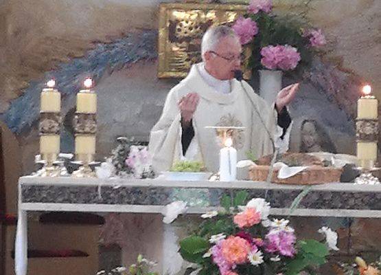 Ksiądz proboszcz podczas mszy