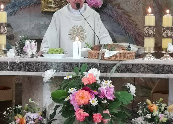 Ksiądz proboszcz podczas mszy