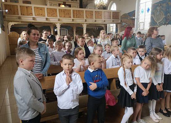 Uczniowie stoją w kościele