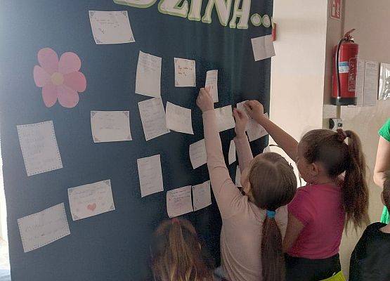 Uczniowie przyczepiają kartki o rodzinie