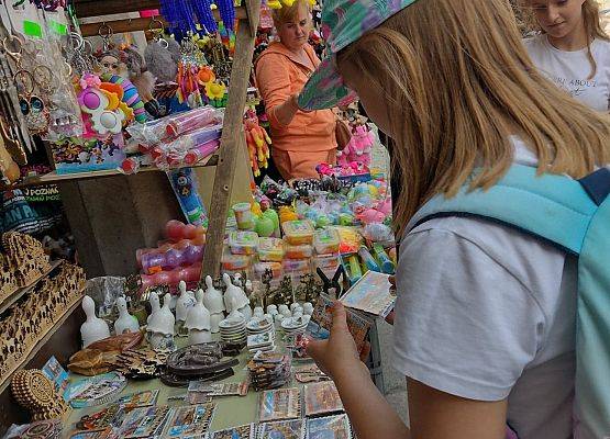 Uczennica kupuje pamiątki