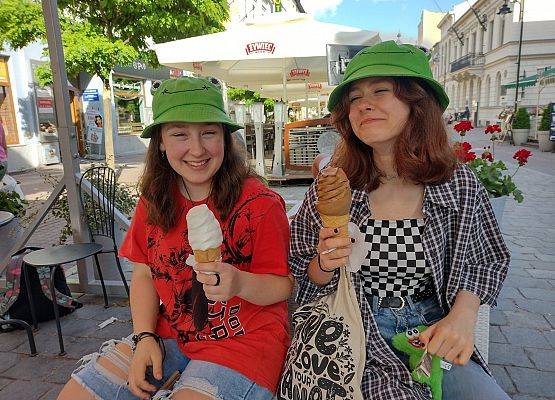 Uczennice jedzą lody
