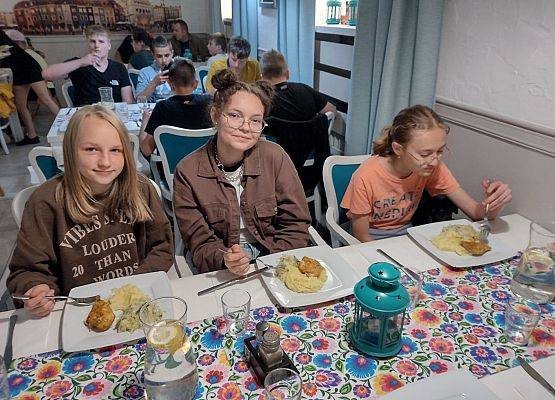 Uczniowie podczas obiadu