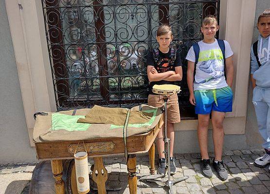 Uczniowie odpoczywają podczas spaceru