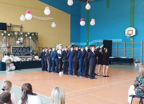 Uczniowie tańczą poloneza