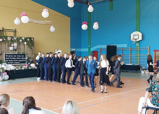 Uczniowie tańczą poloneza