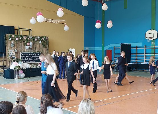 Uczniowie tańczą poloneza