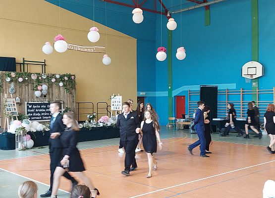 Uczniowie tańczą poloneza