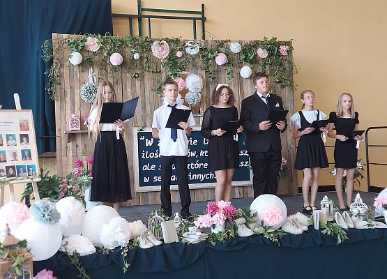 Uczniowie podczas występu