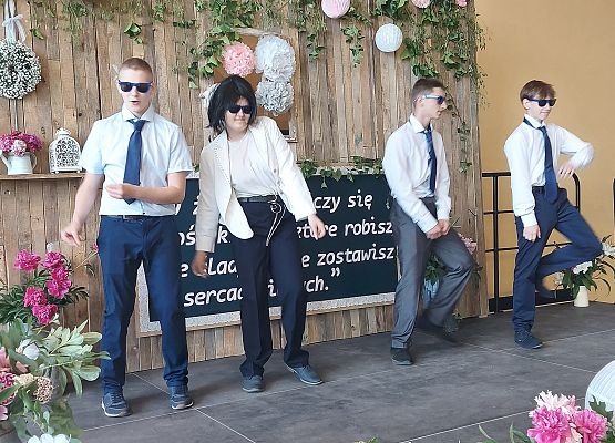 Uczniowie podczas występu