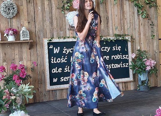 Uczennica  podczas występu