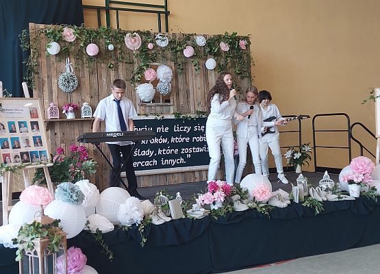 Uczniowie podczas występu