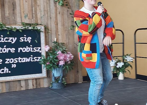 Uczennica  podczas występu