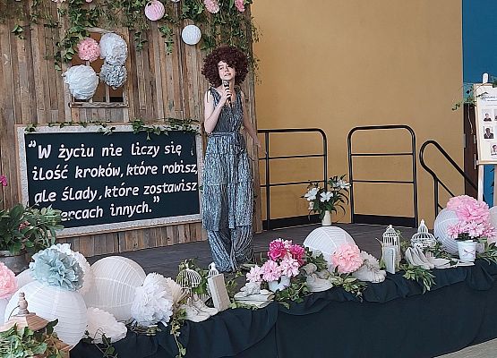 Uczennica podczas występu