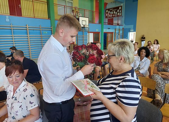 Uczeń wręcza kwiaty nauczycielce