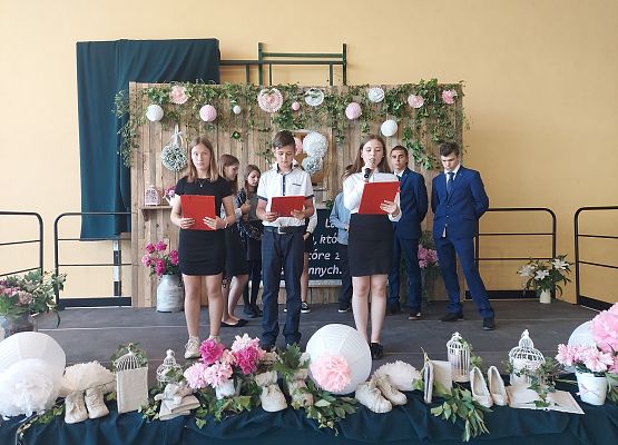 Uczniowie klasy 7 występują na scenie