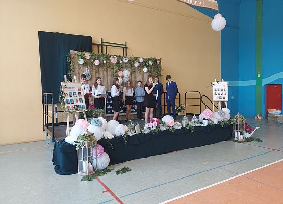 Uczniowie klasy 7 występują na scenie