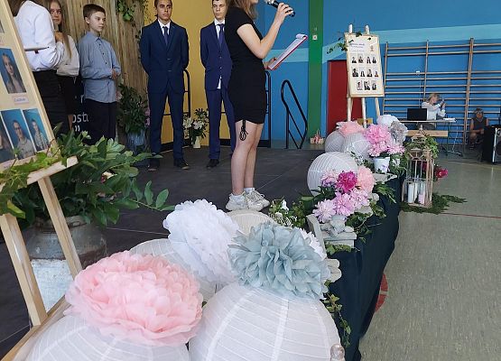 Uczniowie klasy 7 występują na scenie