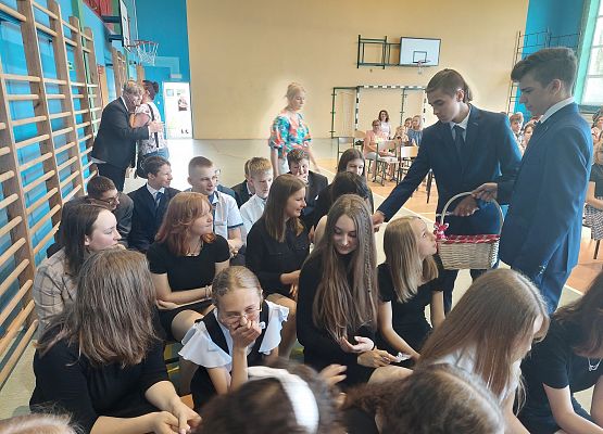 Uczniowie rozdają podziękowania