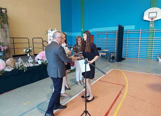 Uczennica odbiera nagrodę