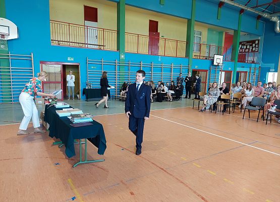 Uczeń podchodzi do stołu