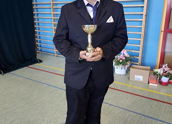 Uczeń prezentuje puchar