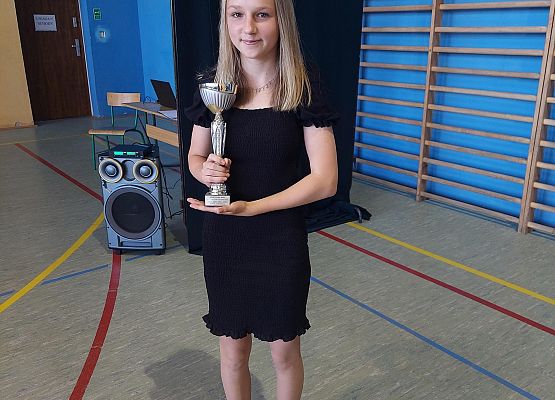 Uczennica z pucharem