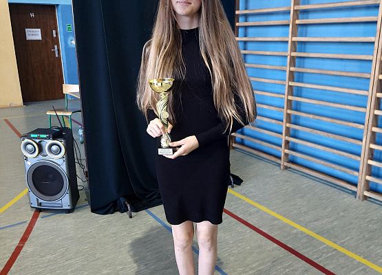 Uczennica prezentuje puchar