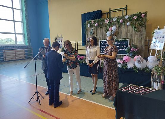 Uczeń odbiera nagrodę