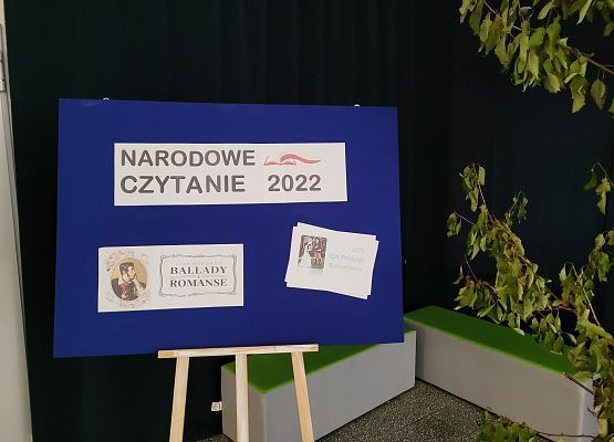 Dekoracja z napisem "narodowe czytanie 2022:
