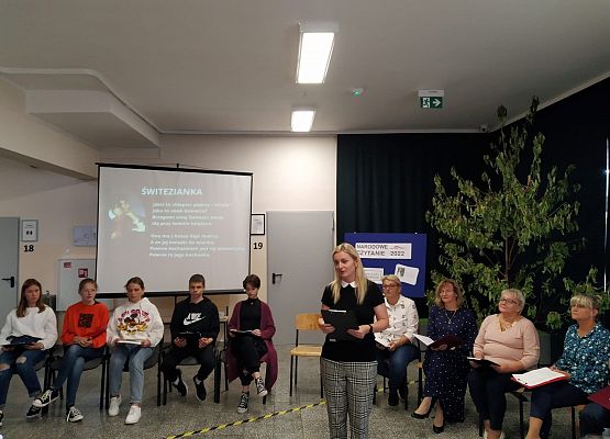 Nauczycielka czyta balladę