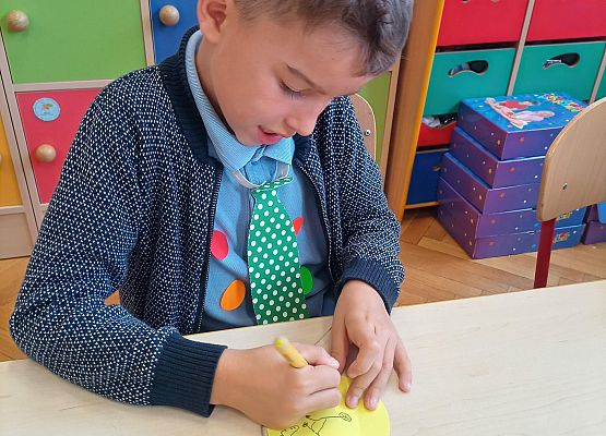 chłopiec maluje kropkę