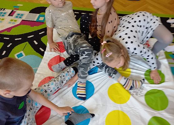 dzieci bawią się na macie