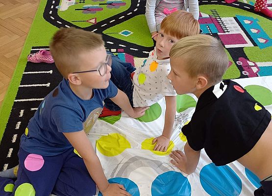 dzieci grają na macie