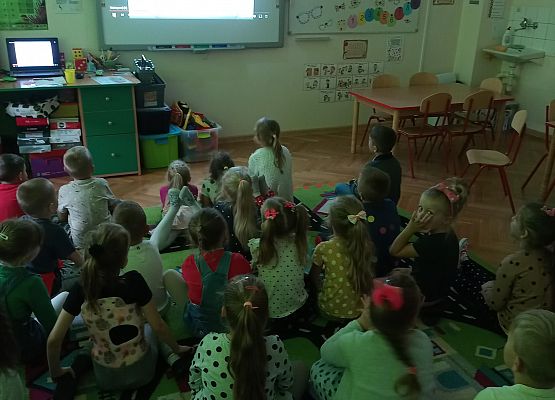 dzieci oglądają prezentację multimedialną
