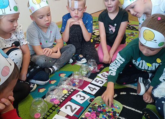 dzieci liczą guziki