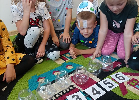 dzieci segregują guziki