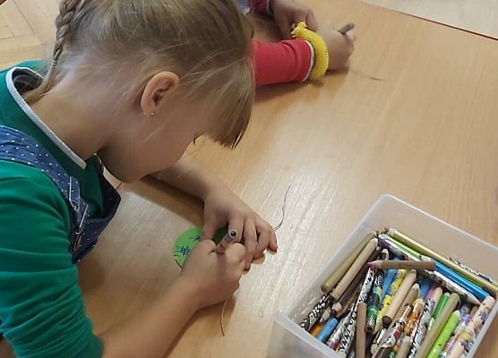 dzieci malują kropki