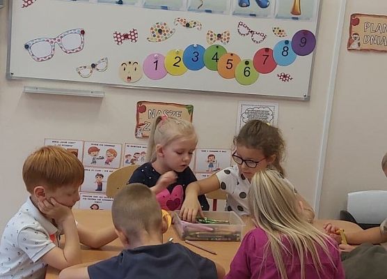 dzieci malują kropki