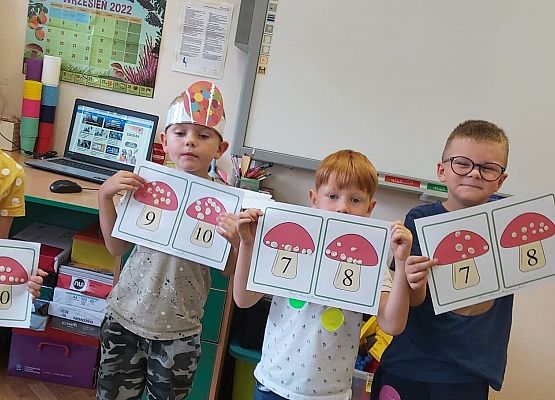 dzieci prezentują swoje prace