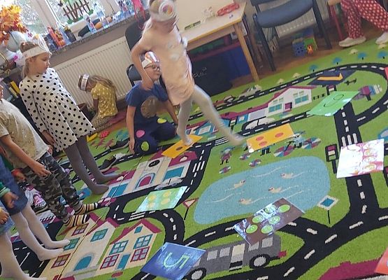 dzieci stoją na dywaqnie